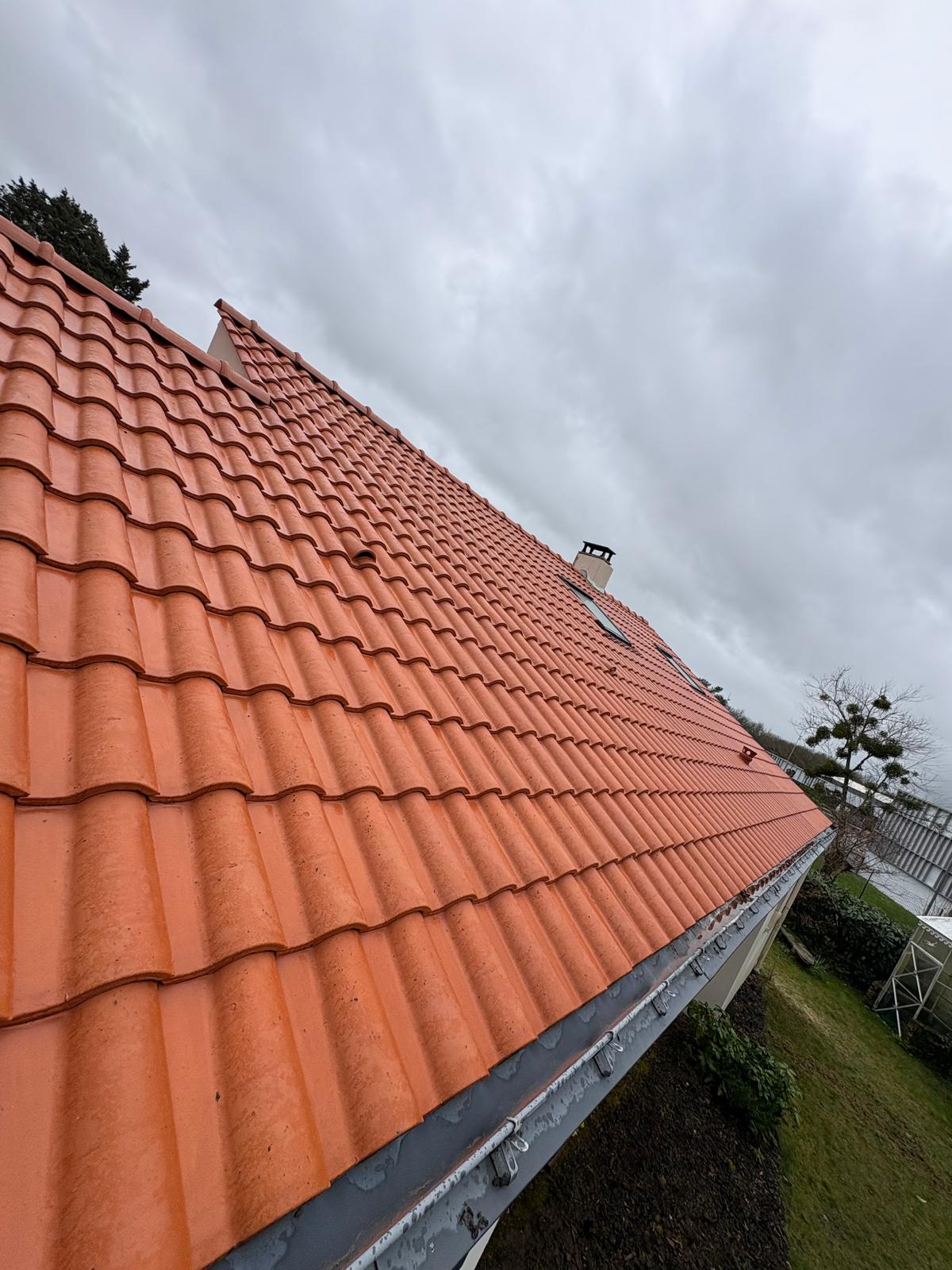 Toiture en tuiles nettoyée à La Chapelle-sur-Erdre, versant net après passage vapeur