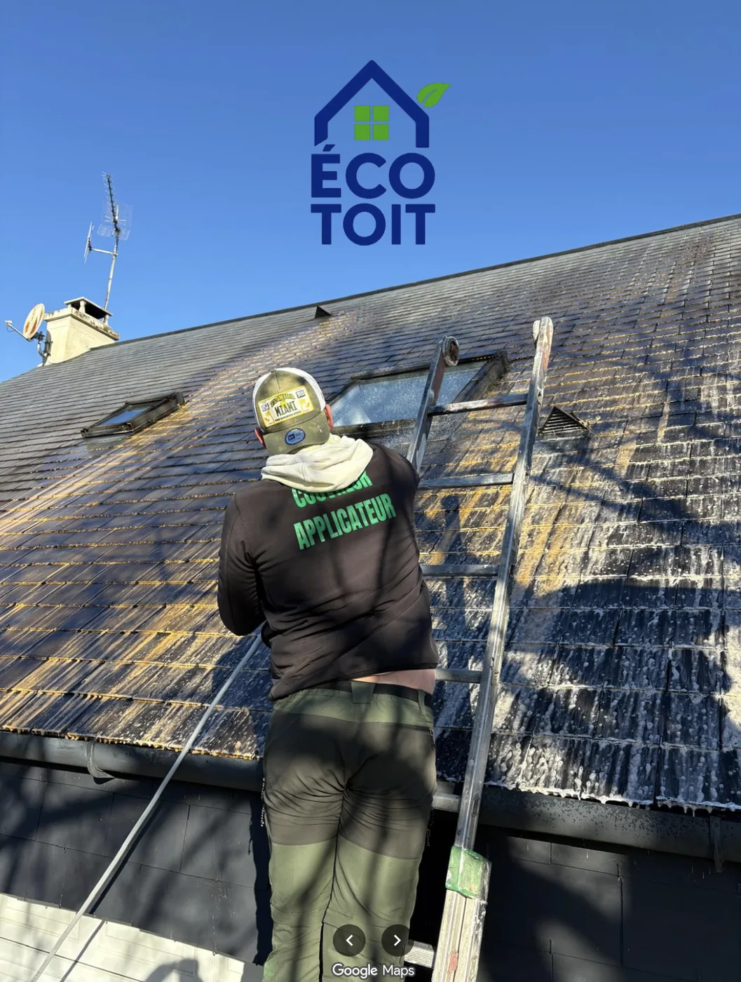 Démoussage de toiture en cours